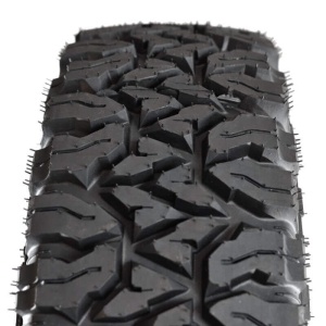 Prim-plan cu profilul agresiv al anvelopei Mud-Terrain.