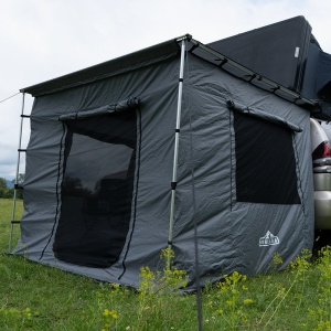 Vedere laterală a anexei de camping, cu ușa și ferestrele din plasă deschise.