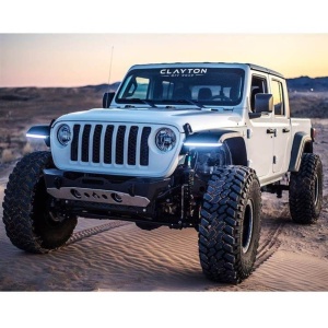 Jeep Gladiator echipat cu suspensie Clayton Off Road pe teren accidentat.
