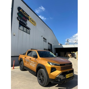 Vedere laterală cu bara de protecție față PST24 pe un Toyota Hilux (2026+) la sediul AQM4WD.