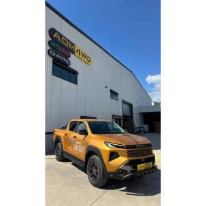 Bara de protecție AQM4WD Glo Star Negru PST28 pe un Toyota Hilux (2026+), o imagine generală a vehiculului.