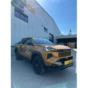 Toyota Hilux (2026+) cu bara de protecție AQM4WD PST30, prezentată dintr-un unghi diferit.