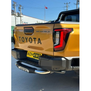 Unghi din spate al barei AQM4WD PAK25, montată pe Toyota Hilux (2026+).