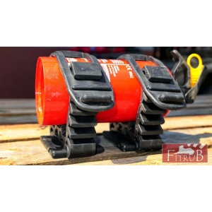 Vedere laterală a clemei, fixând un stingător de incendiu.