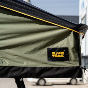 Prim-plan pe logo-ul CampTalk și materialul rezistent al cortului Whisper 190.