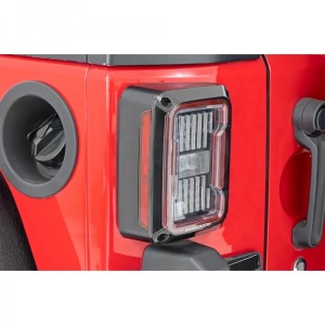 Stopul LED montat pe un Jeep Wrangler JK roșu.