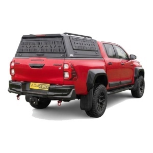Hardtop AQM Q80 pe o Toyota Hilux, vedere din spate-lateral.