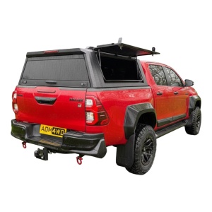 Hardtop AQM G80 cu geamul lateral rabatabil deschis, montat pe vehicul.