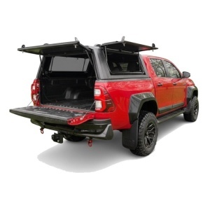 Hardtop AQM G80 cu geamurile laterale și hayonul deschise, pe o Toyota Hilux.