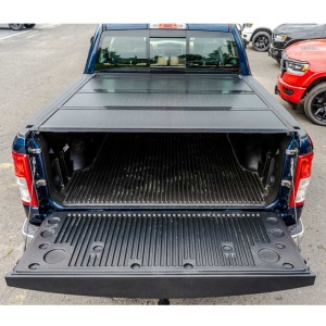 Vedere de sus a închiderii de benă tri-fold OFD deschisă pe un Ford Ranger Double Cab, Ford Ranger Double Cab.