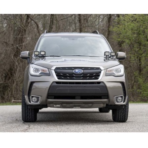 Vedere frontală a mașinii Subaru Forester înălțate cu kitul.