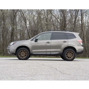 Subaru Forester înălțat, vedere laterală din partea șoferului.