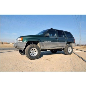 Jeep Grand Cherokee ZJ cu suspensia înălțată de 8.5cm pe drum de off-road.
