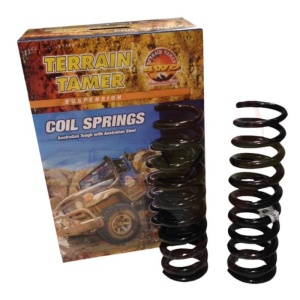 Două arcuri Terrain Tamer +5cm pentru Toyota Land Cruiser 90, lângă cutia originală Coil Springs.