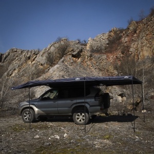 Vedere laterală a marchizei 270* XL complet deschisă pe un vehicul 4x4.