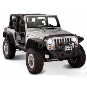 Vedere frontală a Jeep-ului Wrangler JK echipat cu overfenderele.