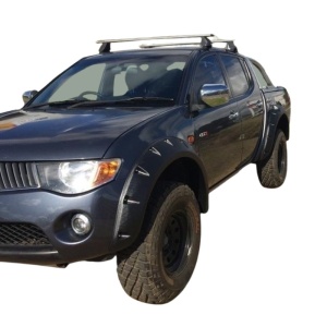 Vedere frontală a overfenderelor montate pe un Mitsubishi L200 gri.
