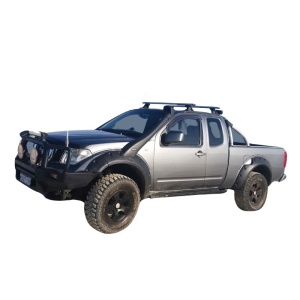 Overfenderele montate pe un Nissan Navara D40, vedere lateral-frontală.