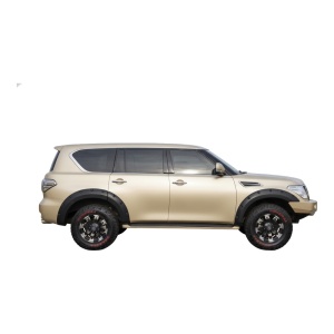 Vedere laterală a overfenderelor Kut Snake 75 mm montate pe Nissan Patrol Y62.