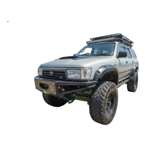 Vedere frontală a overfenderelor Kut Snake de 95 mm pe Toyota 4Runner, cu roțile în prim-plan.