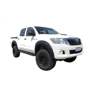 Vedere frontală a overfenderelor Kut Snake 50 mm pe Toyota Hilux Vigo 2011-2015.