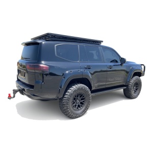 Vedere din spate a vehiculului Toyota Land Cruiser 300 (2021+) echipat cu overfendere 50 mm.