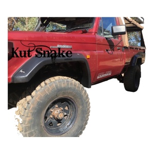 Prim-plan cu overfender Kut Snake de 50 mm pe roata față a unui Toyota Land Cruiser 75/79 Single Cab.