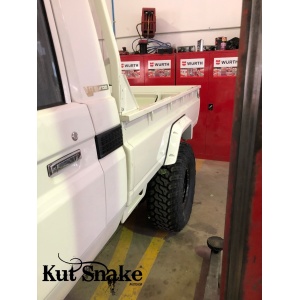 Overfendere Kut Snake de 50 mm montate pe roata spate la Toyota Land Cruiser 79.