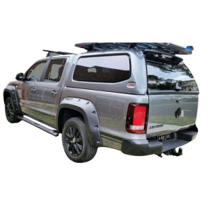 Vedere din spate a overfenderelor texturate de 9cm Kut Snake, integrate pe Volkswagen Amarok.
