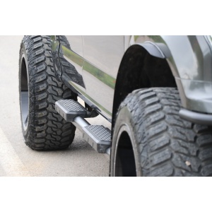 Pragurile D30 montate pe o mașină off-road, cu anvelope robuste.