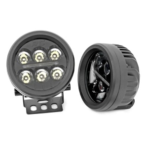 Vedere frontală și laterală a proiectoarelor LED, cu lentilele vizibile.
