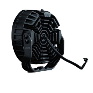 Proiector LED Big Energy 7″, 70W, 5600 lm, rază 465m, 5700K, fascicul optimizat 15,7°, lumină poziție albă și galbenă, carcasă aluminiu negru, lentilă policarbonat, suport inox, rezistent la apă și praf (IP67/IP69K), Strands
