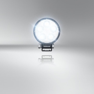 Proiectorul LED Osram VX70-SP 6000K în funcțiune, evidențiind lumina spot.