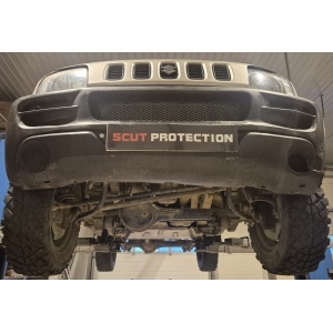 Vedere frontală a unui Suzuki Jimny 1998-2018 ridicat, înainte de montarea scutului.