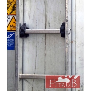 Două cleme Fitrub, 22–31 mm, fixând o bară metalică pe o suprafață verticală.