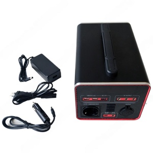 Stația electrică portabilă alături de încărcătorul de priză și cel auto incluse.