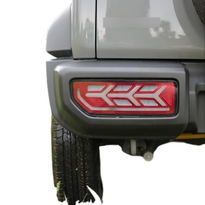 Stopul LED montat pe bara spate a unui Suzuki Jimny JB74.