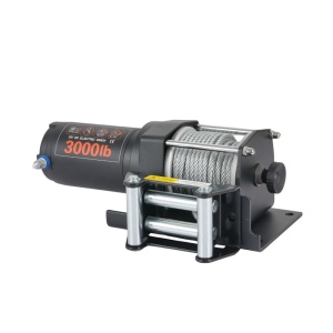 Unghi din trei sferturi al troliului EMD Winch 3000lbs, cu tamburul de cablu de oțel vizibil.