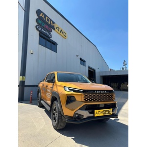 Unghi din față pentru bara Glo Plus AQM4WD PST22, instalată pe un Toyota Hilux (2026+).
