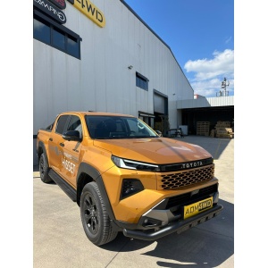 Bara de protecție față Glo Star Negru PST28 montată pe un Toyota Hilux (2026+), vedere laterală.
