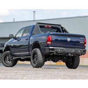 Camioneta RAM 1500 cu bara spate Rough Country, văzută din spate-lateral.