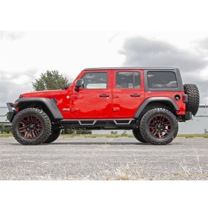 Vedere laterală a Jeep-ului Wrangler JL cu bara spate Rough Country.