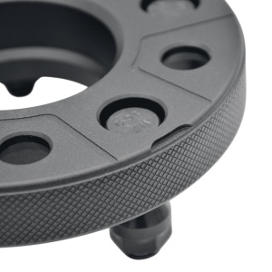 Detalii ale suprafeței texturate și ale șuruburilor pentru distanțierele ORE4x4 de 35 mm.