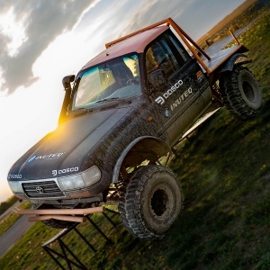 Experiență Off-Road All-inclusiv - Aventură Controlată, Adrenalină și Siguranță pe Circuitul Academiei Titi Aur