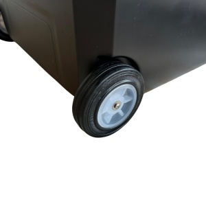 Prim-plan al roții rezistente a frigiderului auto portabil EMD4x4 de 35.5 L.