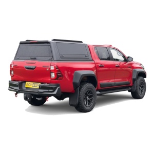 Hardtop AQM4WD prezentat pe o Toyota Hilux, vedere din spate-stânga.