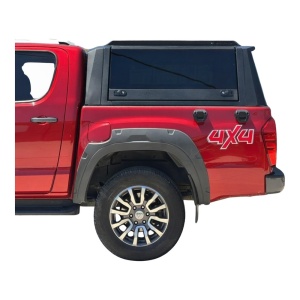 Hardtop negru AQM G80 prezentat pe un pick-up, cu geamuri fumurii.