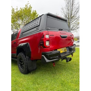 Hardtop negru pentru Volkswagen Amarok (2023-2025), cu uși laterale rabatabile fără geam, panouri laterale exterioare multifuncționale, hayon cu geam fumuriu securizat rabatabil și geam frontal culisant AQMCAB M80