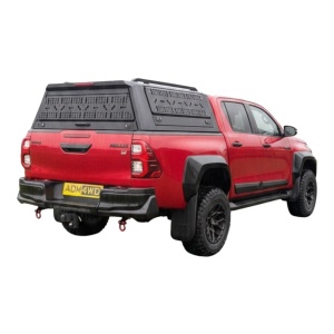 Hardtopul AQM Q80 pe o Toyota Hilux, cu ușile laterale rabatate.