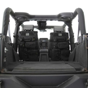 Husele de scaun Smittybilt G.E.A.R. montate în interiorul unui Jeep Wrangler JK (2007-2018).